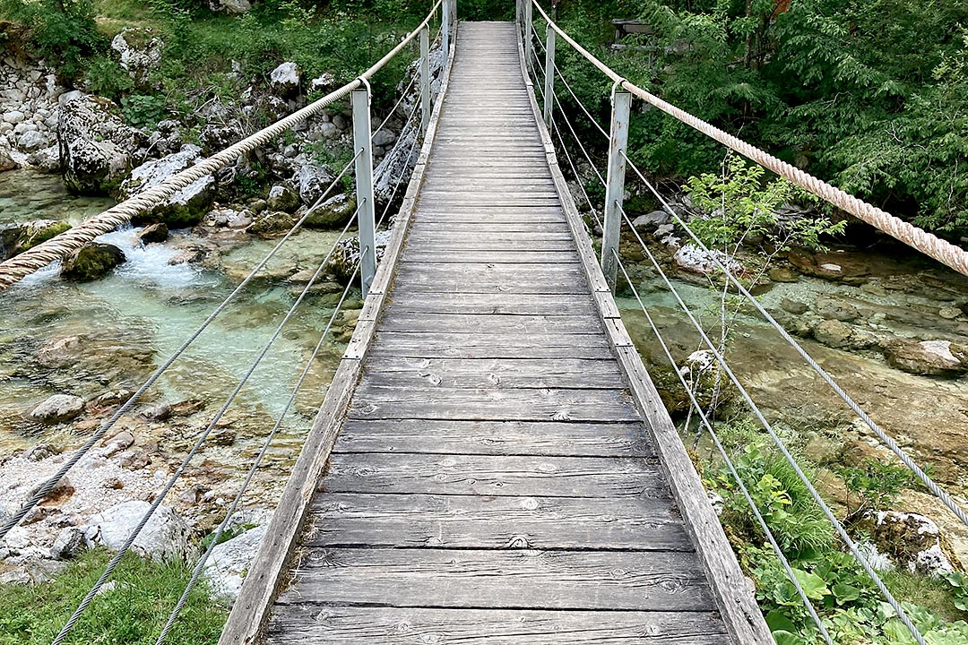 Holzbrücke am Fluss Soca in Slowenien
