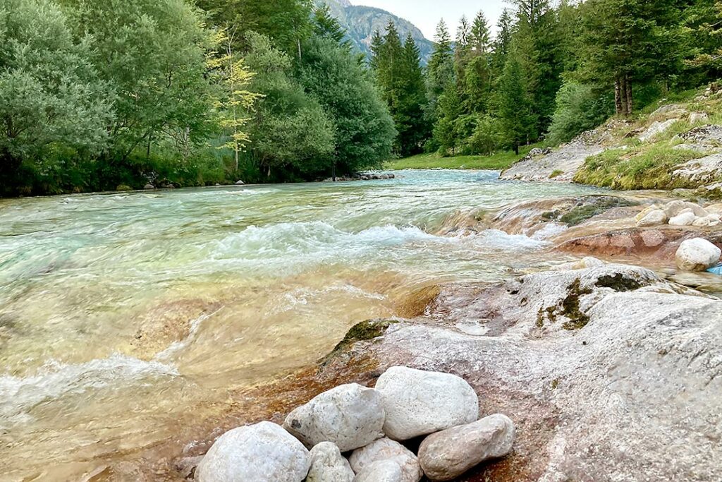 Soča - Fluss in Slowenien an einem sonnigen Sommertag. Willkommen